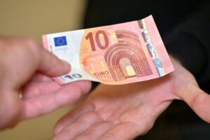 Waarom sommige mensen je (onbewust) geld kosten