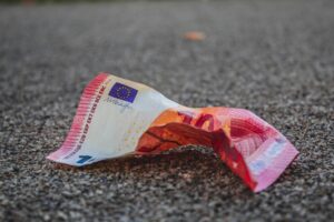 Beschadigd geld, wat is het nog waard en wat kun je doen?