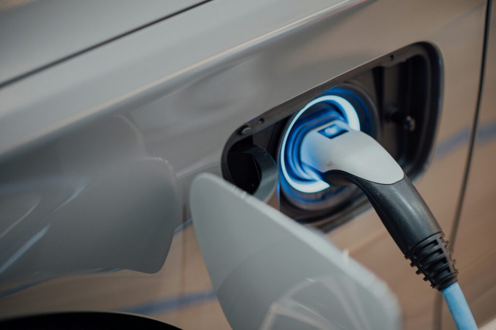 Ontdek hoe je geld kunt verdienen met een slimme laadpaal via dynamische tarieven, slim laden en het delen van stroom met je elektrische auto